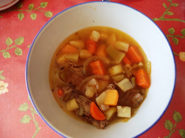 Bouillon fait avec une carcasse de canard